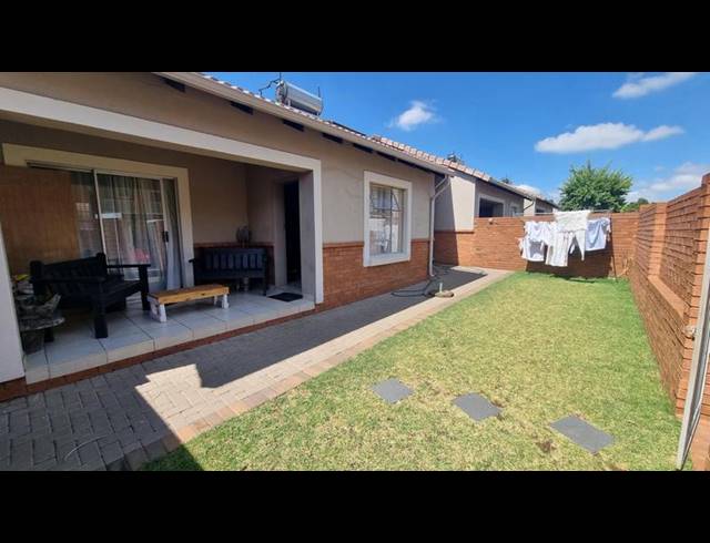 3 BEDROOM TOWNHOUSE FOR SALE IN MONAVONI